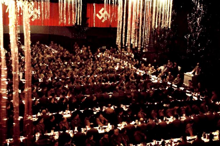 Коледно парти Хитлер