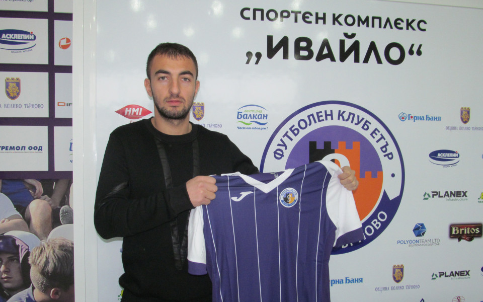 Етър осигури оставането на трима от най-добрите си футболисти, съобщава