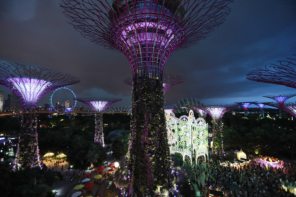 Хиляди празнуват Коледа в увеселителен парк в Сингапур. Фестивалът продължава от 1 до 26 декември.