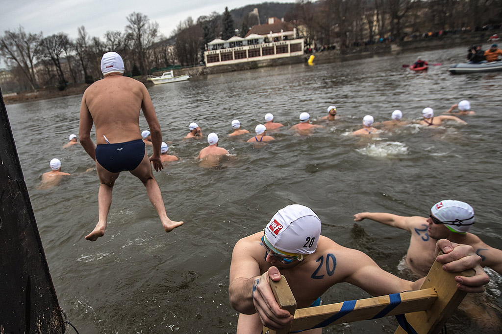 Плувец скача в река Вълтава по Коледа, Прага, Чехия, 26 декември 2017 г. Ентусиасти плуват всяка година в студените води на река Вълтава. Тази година по Коледа температурата на водата бе 4,5 градуса