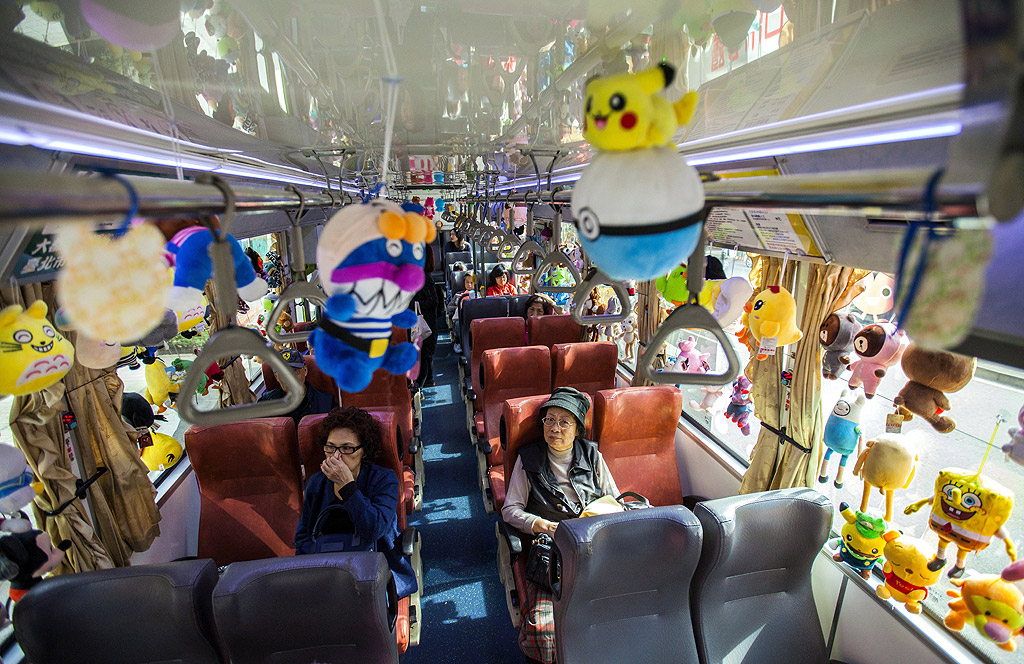 Автобус, украсен с играчки в Тайпе, Тайван, 29 декември 2017 г.