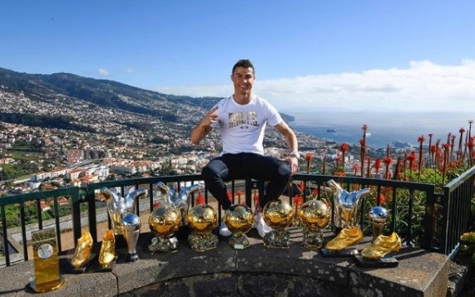 Роналдо се снима с всички свои индивидуални награди в Мадейра