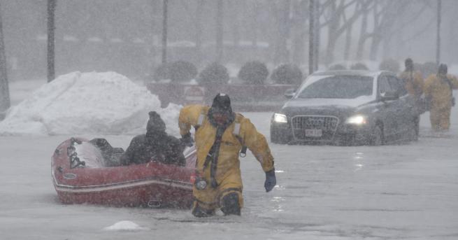 Жителите на Източното крайбрежие на САЩ се готвят за сковаващ