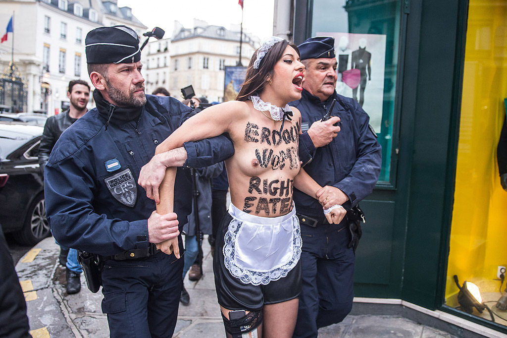 Активисти от украинската феминистка група FEMEN бяха арестувани от полицията близо до Елисейския дворец по време на протест срещу посещението на турския президент Ердоган в Париж, Франция. Ердоган се срещна с френския президент Макрон в Елисейския дворец.