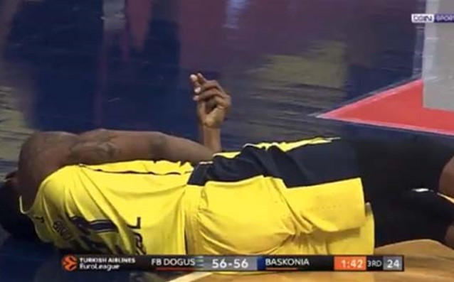 Американецът Джейм Нънали от Фенербахче претърпя стряскаща контузия по време