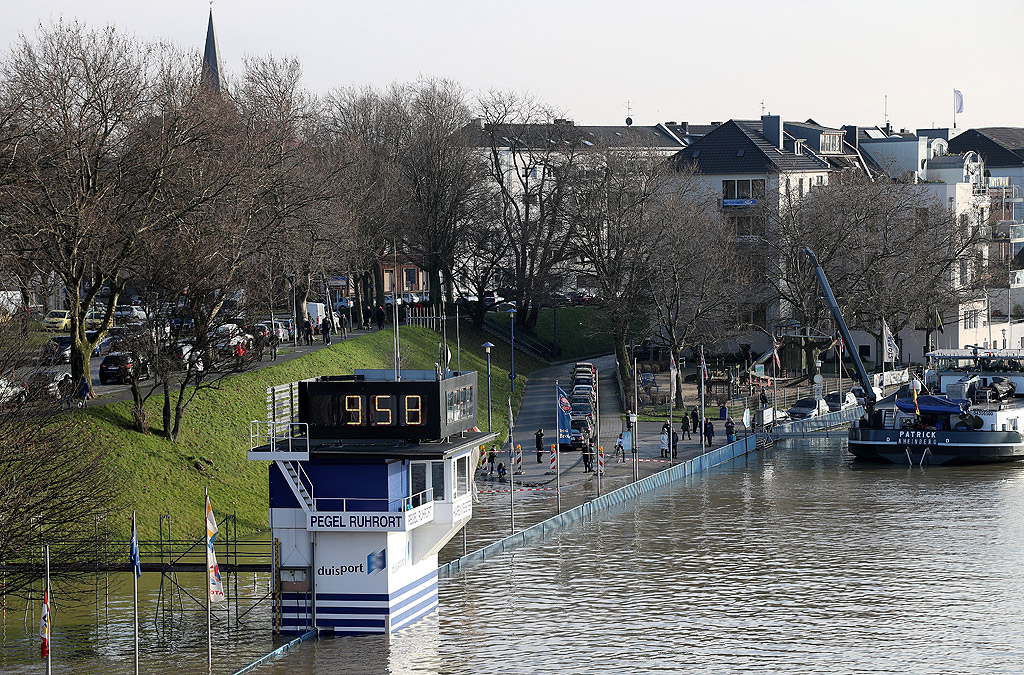 Нивото на река Рейн в Германия продължи да се повишава днес, а корабоплаването беше затруднено или напълно спряно в много части от главния транспортен маршрут. Поройни валежи и снеготопене в Южна Германия причиниха наводнения и покачване на нивото на няколко реки, сред които Рейн, Мозел и Дунав.