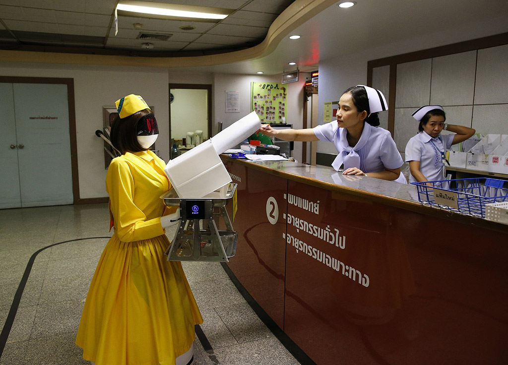 Робот, облечен в костюм на медицинска сестра в болница Мангкукутатана в Банкок, Тайланд.