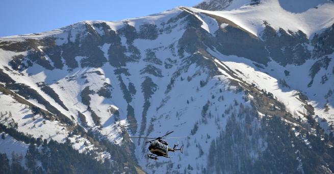 Силните снеговалежи блокираха близо 13 000 туристи в швейцарските Алпи.