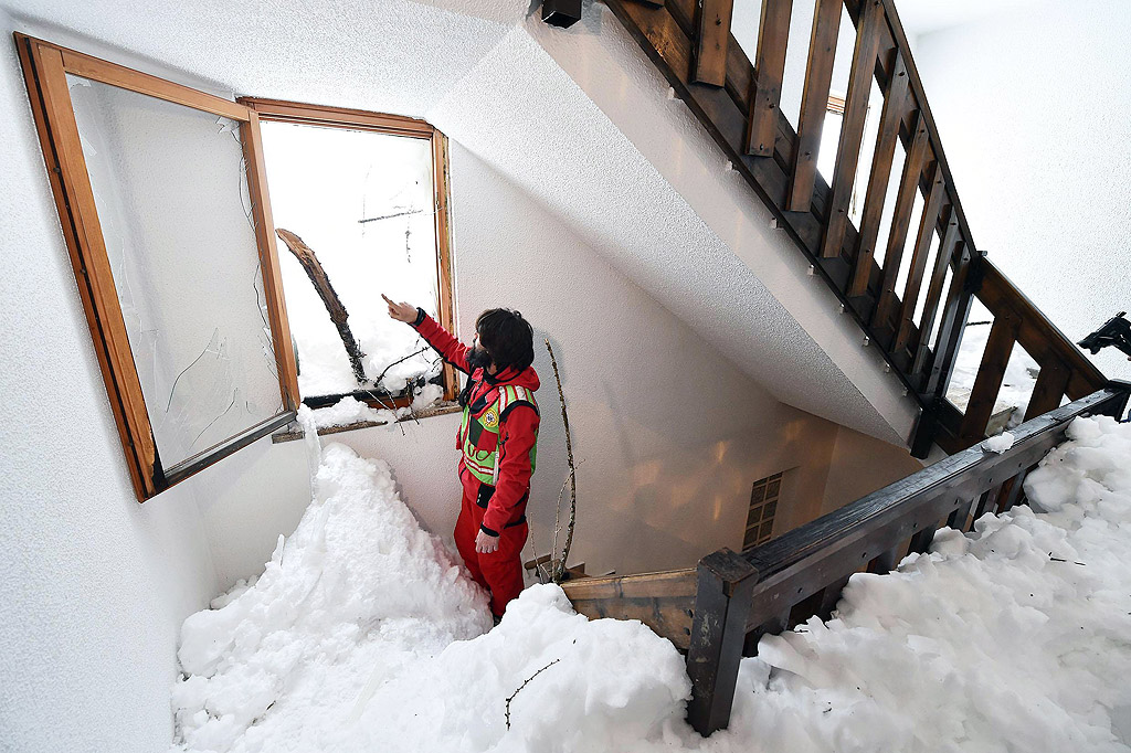 Лавина удари къща в италианския зимен курорт Сестриере. 29 души бяха евакуирани, след като властите издадоха предупреждение за голяма опасност от лавини след силните снеговалежи в северната част на Италия