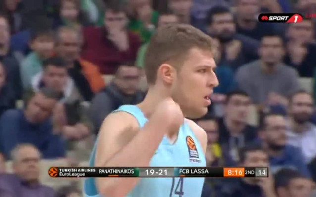 Александър Везенков влезе като резерва при загубата на Барселона от