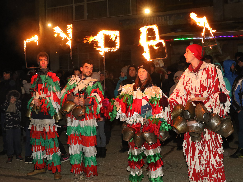 Вълшебна нощ изживяха жителите на десетки села в Пернишко, Радомирско, Земенско и Ковачевско. По хилядолетна традиция, както всяка година в нощта на 13 срещу 14 януари, магията на Сурва събра врекли се в традицията маскирани и стотици очаровани от духа на този празник. Запалени факли озариха нощта, лумнаха огньовете, които изгориха всяко зло. Проглушителен звън от хиляди звонци, хлопотари и чанове и страховити маски уплашиха лошотията.