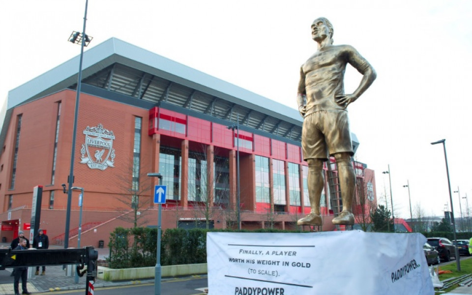 В Ливърпул плашат Сити с гигантска статуя на Ван Дайк