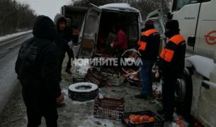 Румънски тир катастрофира, минувачи обраха шофьора