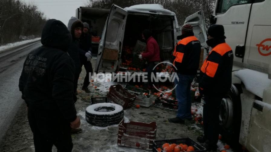 Румънски тир катастрофира, минувачи обраха шофьора
