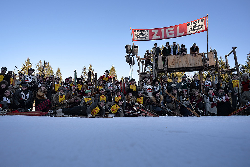 Любители на дървените ски и ретро облеклото по време на състезанието Nostalski в Круен, Бавария, Германия.
