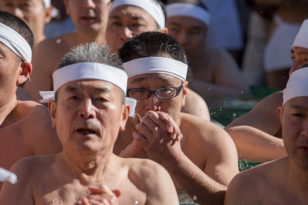Мъже се молят и къпят в леденостудена вода по време на церемония в светилището Teppozu Inari в Токио, Япония. Стотици участват в тази церемония за пречистване на тялото и душата чрез издръжливост и на лед.