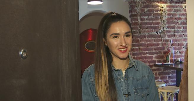 Сантра е позната на широката аудитория като певица Тя е