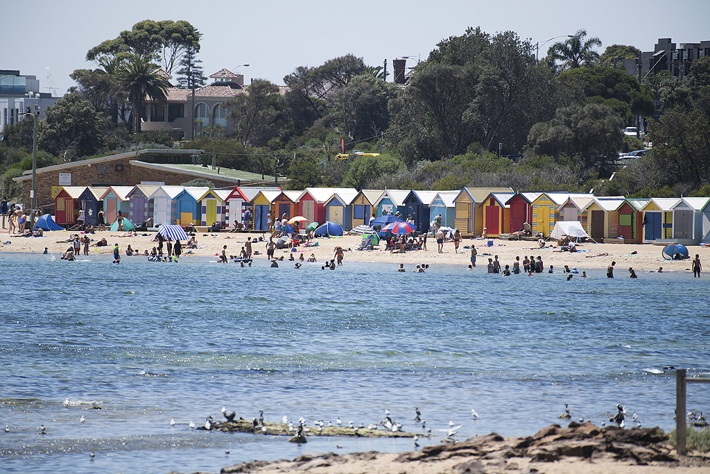 Изключително високите температури в Австралия принудиха хиляди хора да се наслаждават на разхлаждането в океана, градските фонтани и по бреговете на реки