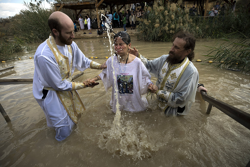 Кръщене в река Йордан близо до Йерихон. Ритуалът се извършва на мястото, където се смята, че Исус Христос е бил кръстен от Йоан Кръстител.