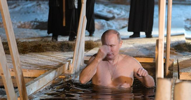 Множество руснаци, включително президентът Владимир Путин, се окъпаха тази нощ