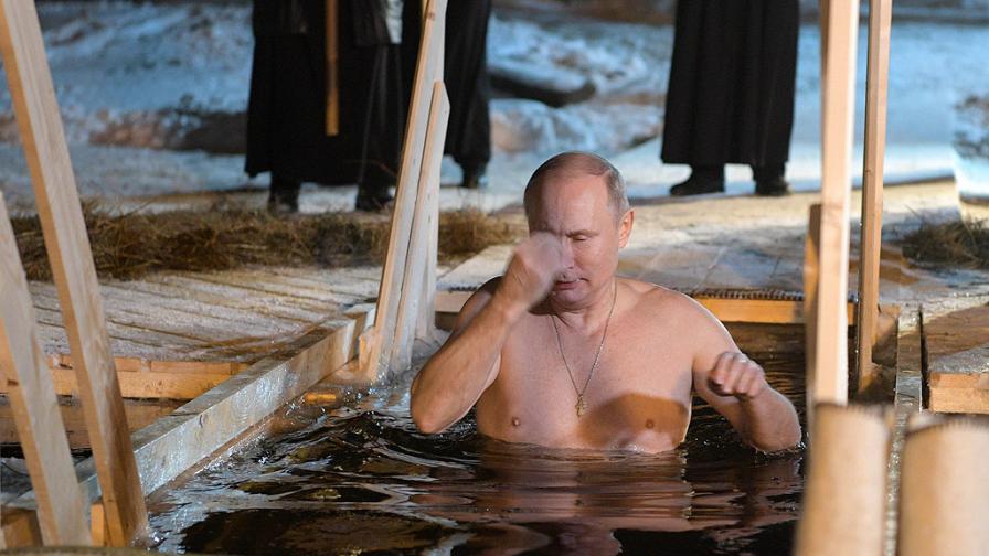 Русия се уплаши от студа. Путин гол и смел, показан от Кремъл
