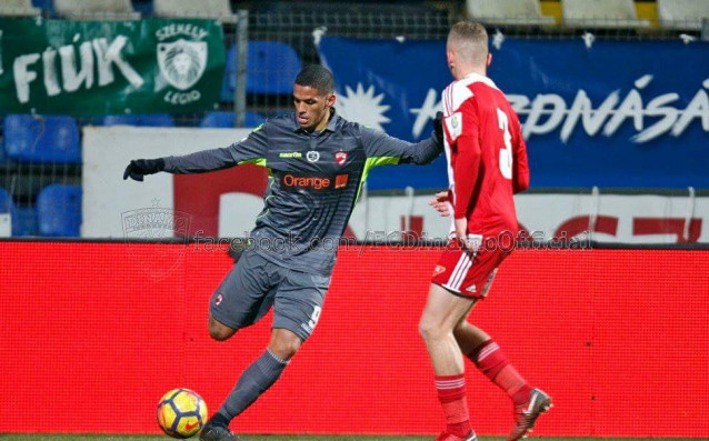 Преговорите между Левски и атакуващия полузащитник Ривалдиньо продължават а в