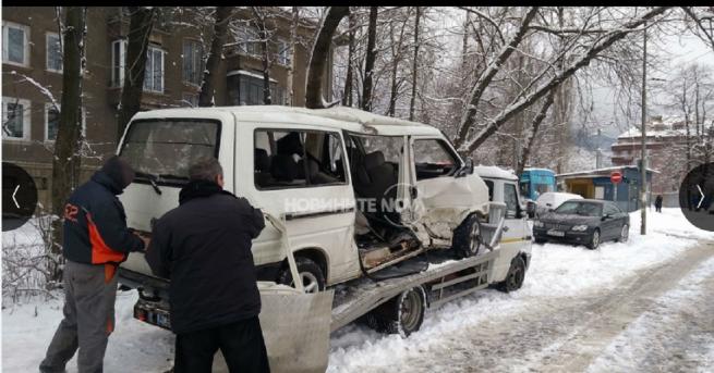 Микробус и трамвай са се ударили в София Инцидентът е