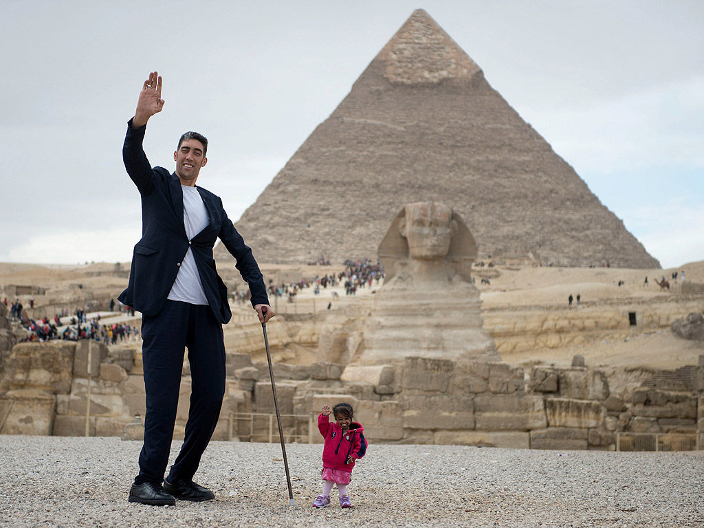 Най-високият мъж в света, турчинът Султан Кьозен 2,51 метра се срещна с най-ниската жена в света - Джиоти Амдж 62.8 см. от Индия при пирамидите в Гиза. Двамата собственици на Рекорд на Гинес, посещават Египет с цел да популяризират туризма в страната.
