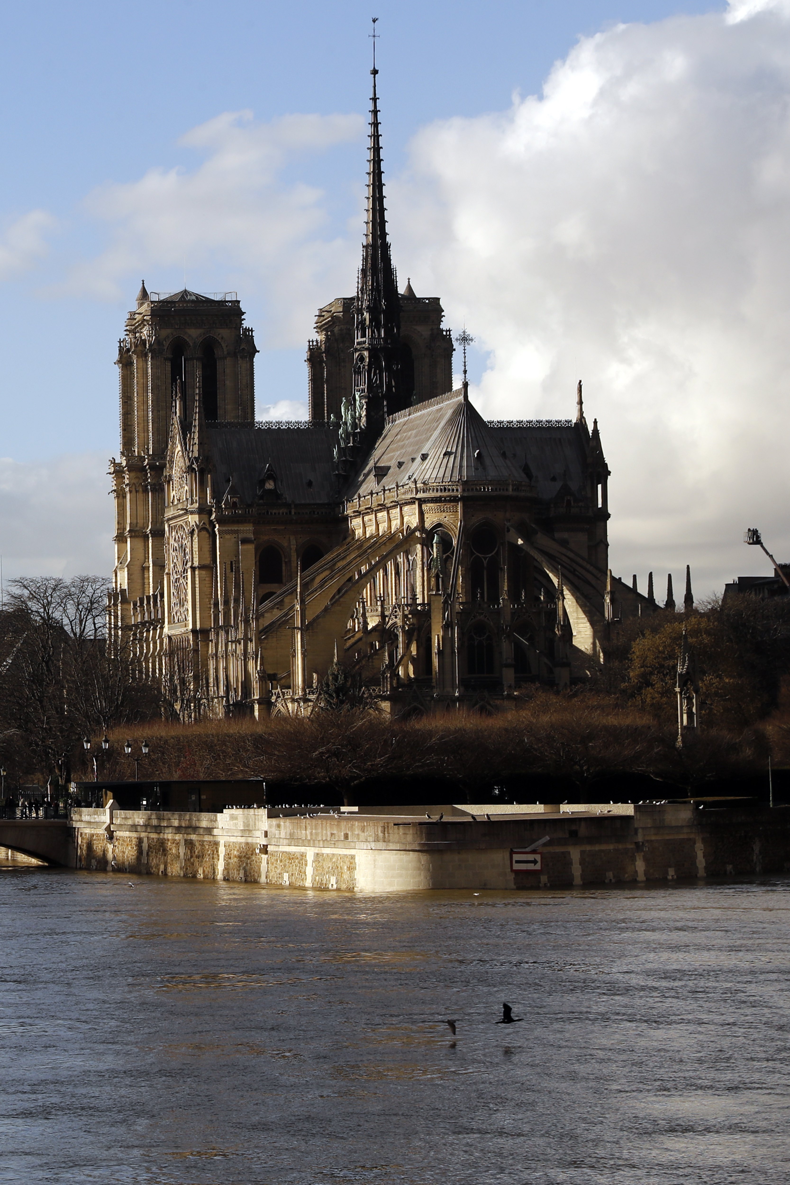 Крайбрежните домове и офиси във френската столица Париж са нащрек, след като река Сена продължава да покачва нивото си и заплашва да залее бреговете.