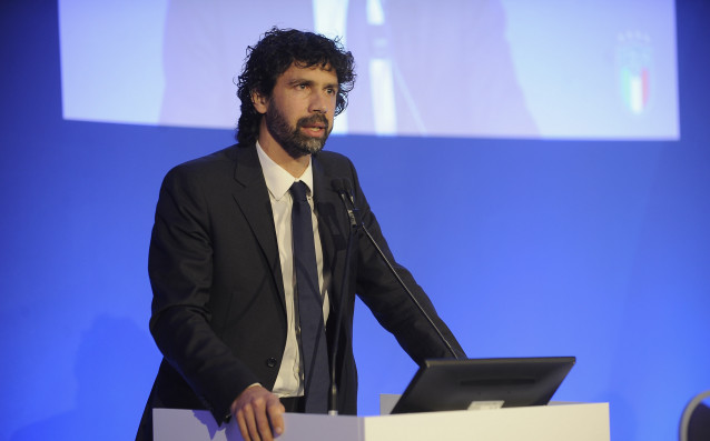 Италианската футболна федерация ще трябва да почака за да научи