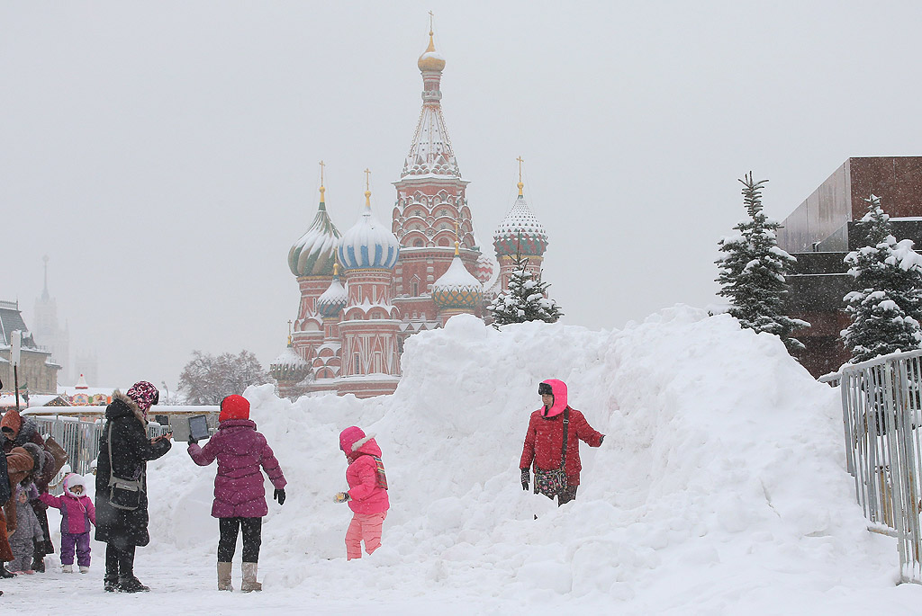 Обилен снеговалеж в столицата на Русия - Москва