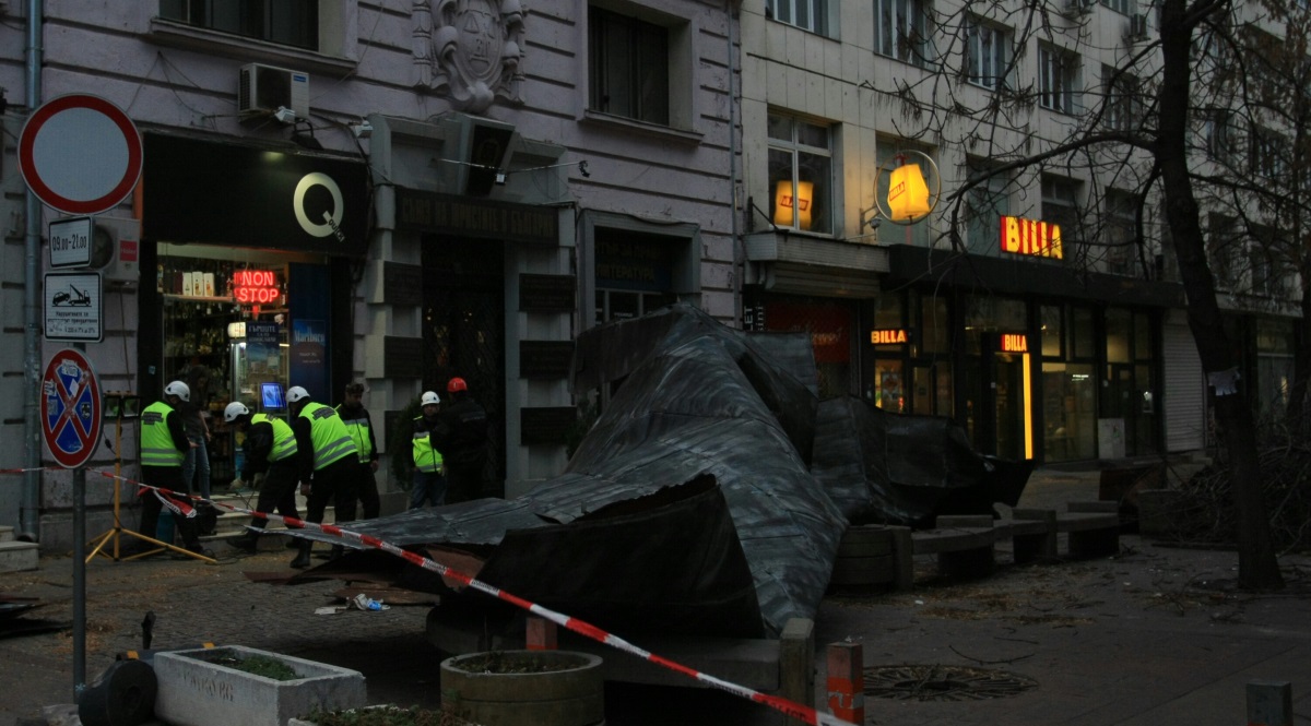 Силният вятър събори покривна конструкция на столичната улица "Пиротска".