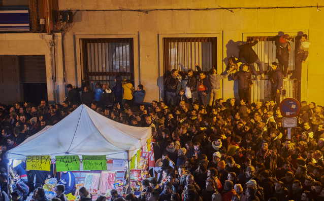 Пет хиляди фенове на Валенсия посрещнаха футболистите на тима при