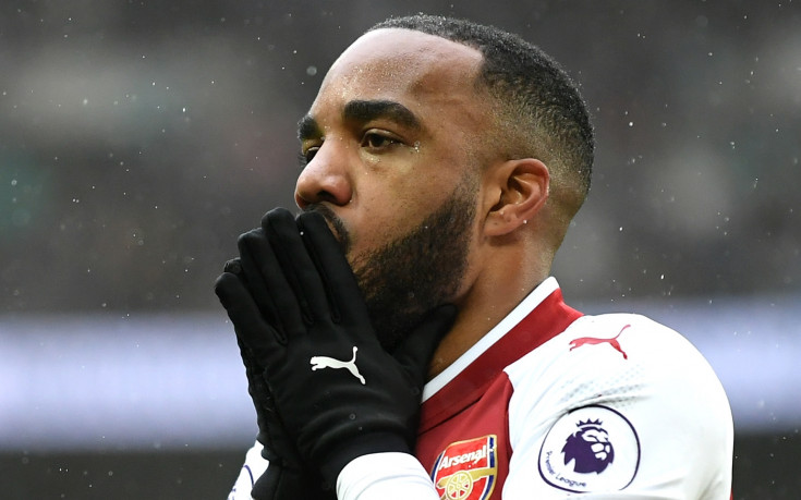 Петър Чех имаше какво да каже на Лаказет след дербито