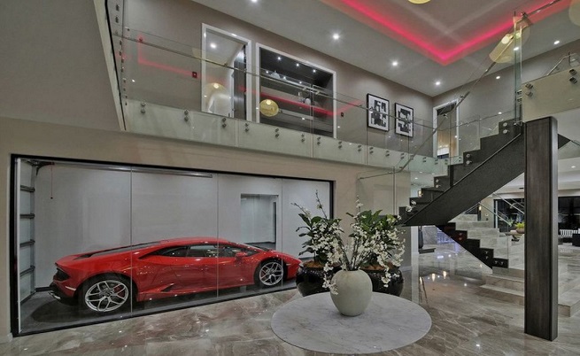  Това Lambo е вкарано в съвременно жилище в Австралия, което през ноември 2016 година е продадно за 2,68 млн. австралийски $. 