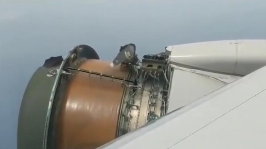 Пътници заснеха как двигател на Боинг се разпада при полет