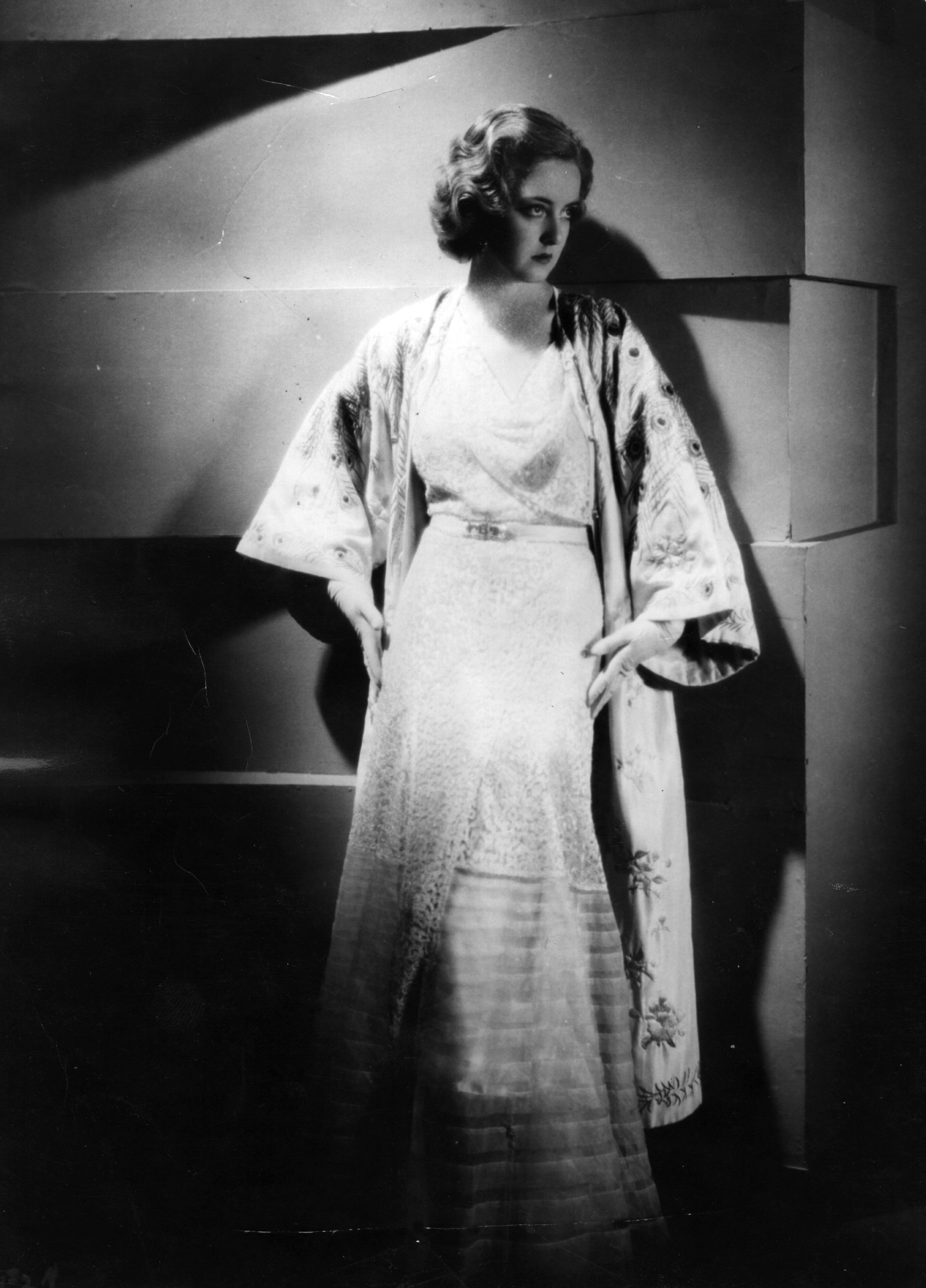 Кога започва всичко?<br />
Eдин звезден развод, засенчил филмова премиера - това е първата бримка в отношенията между тогава младите актриси Бети и Джоан. Първият публичен момент, когато двете са поставени в типичната за Холивуд надпревара между жени, е когато Джоан обявява, че се развежда през 1933 г. Тогава на голям екран излиза комедията Ex Lady с участието на Бети. Това, което го прави по-специален за Дейвис е, че за първи път името й е поместено на челно място  над надписа на "Уорнър брос". 