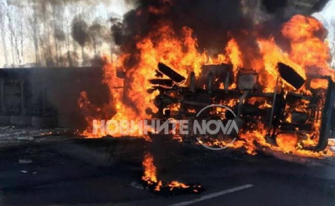 Запален тир блокира изхода на София