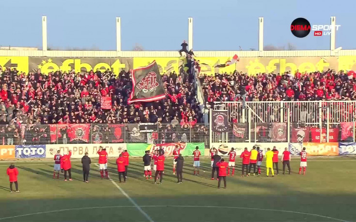 Феновете и футболистите на ЦСКА отпразнуваха успеха над Верея