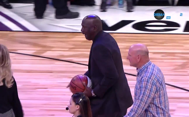 Легендата на НБА Майкъл Джордън взе топката от домакините на