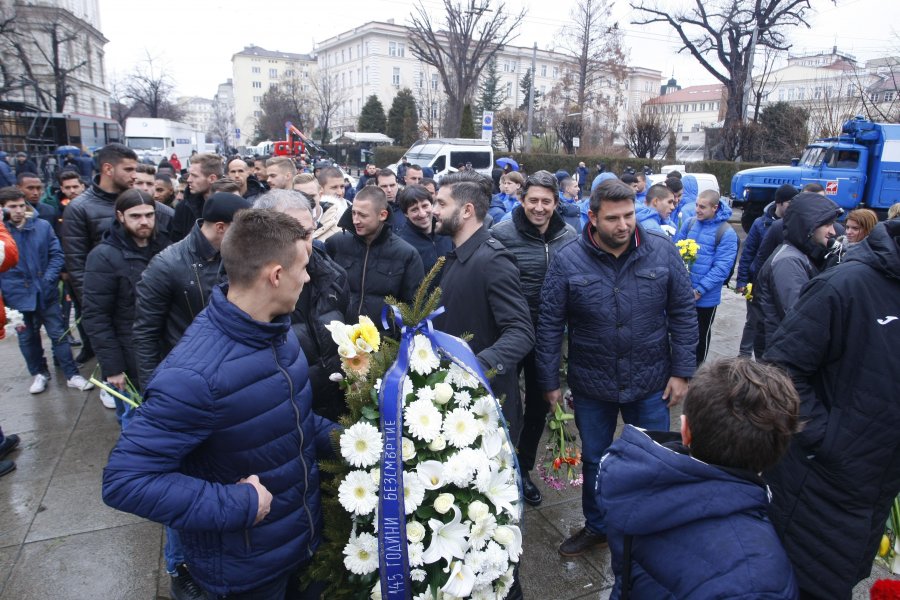 Футболистите на Левски поднасят цветя на паметника на Апостола1