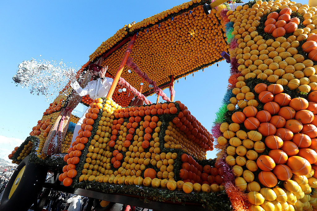 За първи път френското градче Мантон решава да отдаде почит на лимона и портокала през далечната 1933 г. Оттогава всяка година в средата на февруари градът на Лазурния бряг се превръща в сцена за най-мащабния витаминозен фестивал в света. Темата на тазгодишния фестивал е Боливуд и ще продължи до 4 март.