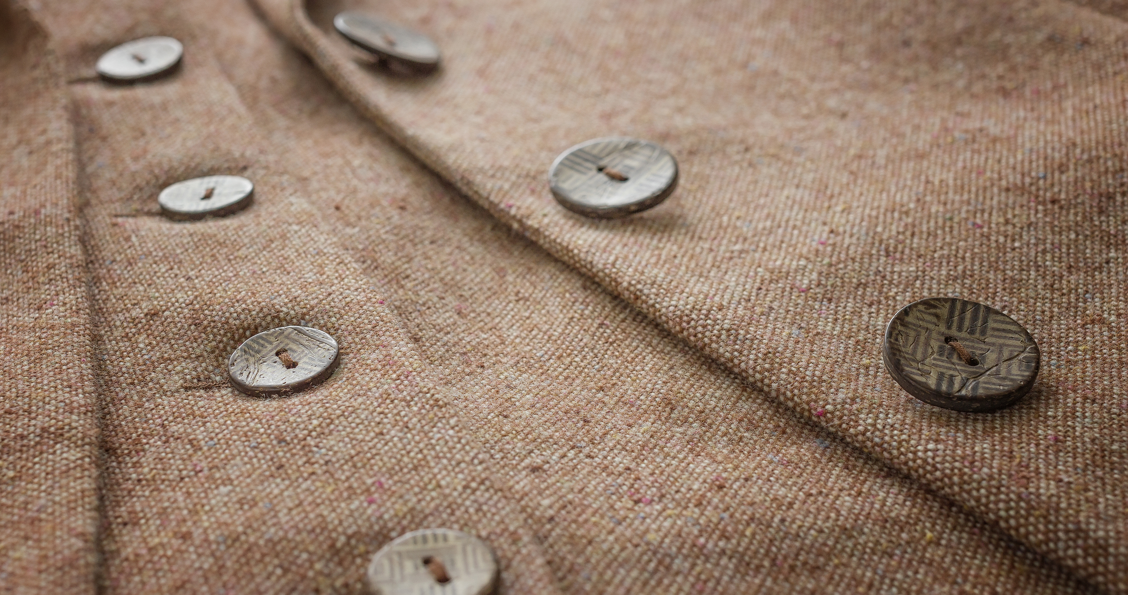 Вярвате или не, смяната на копчетата на една риза или палто придава голям контраст в дрехата ви. Може да разнообразявате с различни копчета и със сигурност ще получите комплименти.
