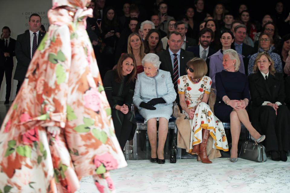 Кралица Елизабет II беше гост на едно от ревютата по време на Лондонската седмица на модата. Беше в компанията на редактора на Вог Ана Уинтър, а накрая награди дизайнера Ричард Куин.