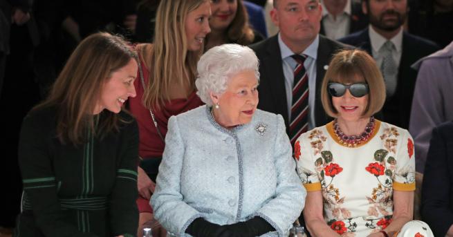 Кралица Елизабет II изненадващо посети ревю от Лондонската седмица на