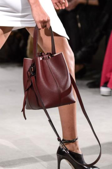 Седмица на модата в Лондон: Чантите, които трябва да притежаваме през 2018-та - снимка 32