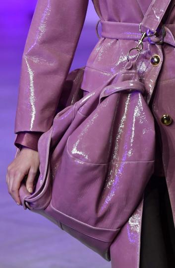 Седмица на модата в Лондон: Чантите, които трябва да притежаваме през 2018-та - снимка 30