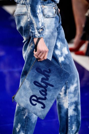 Седмица на модата в Лондон: Чантите, които трябва да притежаваме през 2018-та - снимка 26