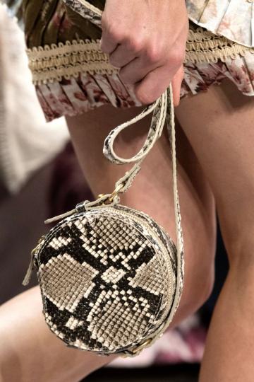 Седмица на модата в Лондон: Чантите, които трябва да притежаваме през 2018-та - снимка 20