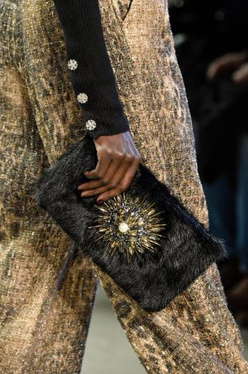 Седмица на модата в Лондон: Чантите, които трябва да притежаваме през 2018-та - снимка 16